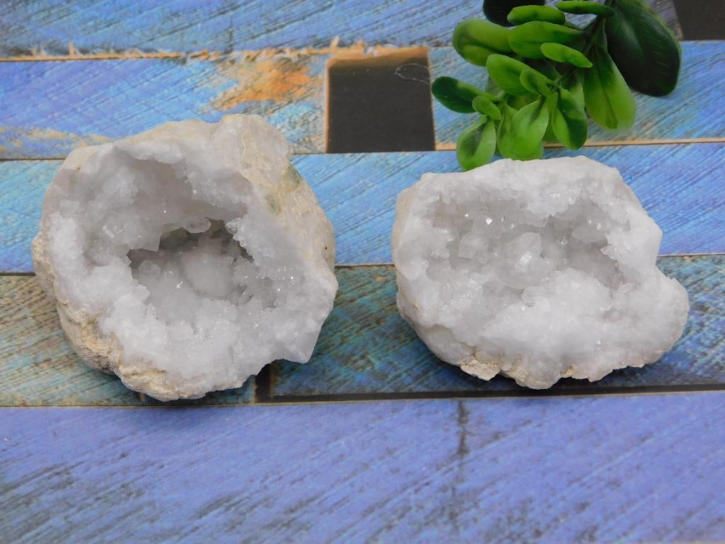 GEODE LAPIDARY ROCK STONE SPECIMEN - NATURAL COLLECTOR CRYSTAL FORMATION: This geode brings the natural wonder of a crystal-lined cavity to any rock and mineral collection, appealing to collectors and rockhounds alike. It's a great conversation piece for a display shelf. Se