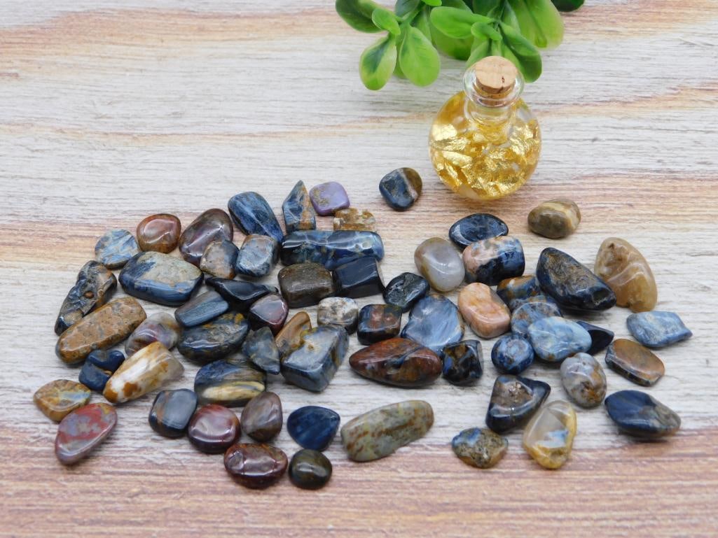 MIXED LOT STONE LAPIDARY SPECIMEN - ASSORTED ROCK AND MINERAL COLLECTION: This assorted mixed lot offers a range of rock and stone specimens well suited for collectors, rockhounds, and lapidary enthusiasts. Buying as a lot is an easy way to build out a collection with varie