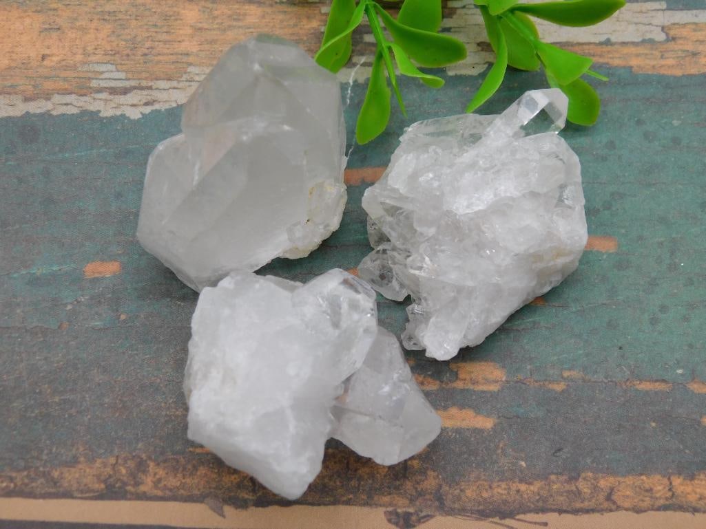 QUARTZ ROCK STONE LAPIDARY SPECIMEN NATURAL CRYSTAL FOR COLLECTORS: This natural quartz specimen showcases the classic clarity and crystal form collectors look for. It's a versatile piece suited to a mineral display or personal collection. See photos for exact size, c