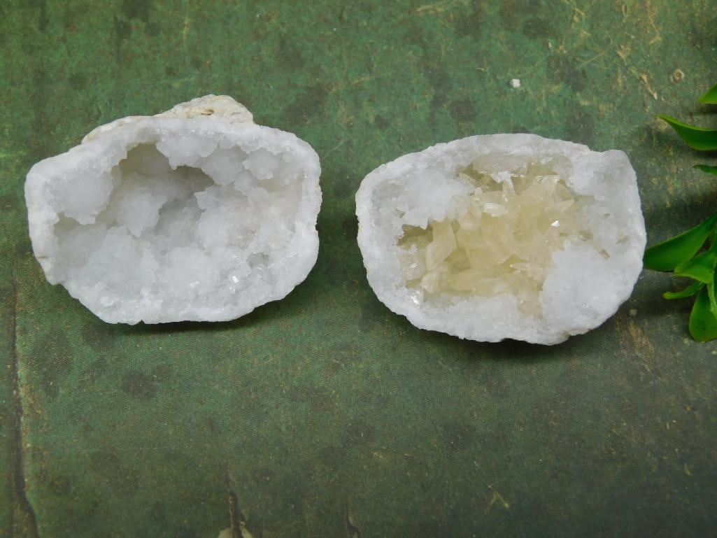GEODE ROCK STONE LAPIDARY SPECIMEN NATURAL CRYSTAL COLLECTOR MINERAL DISPLAY: This natural geode reveals a crystal-lined interior that makes for a striking mineral display or collector's centerpiece. See photos for exact size and crystal detail. WELCOME TO HATMAN AUCTIONS! SPEC