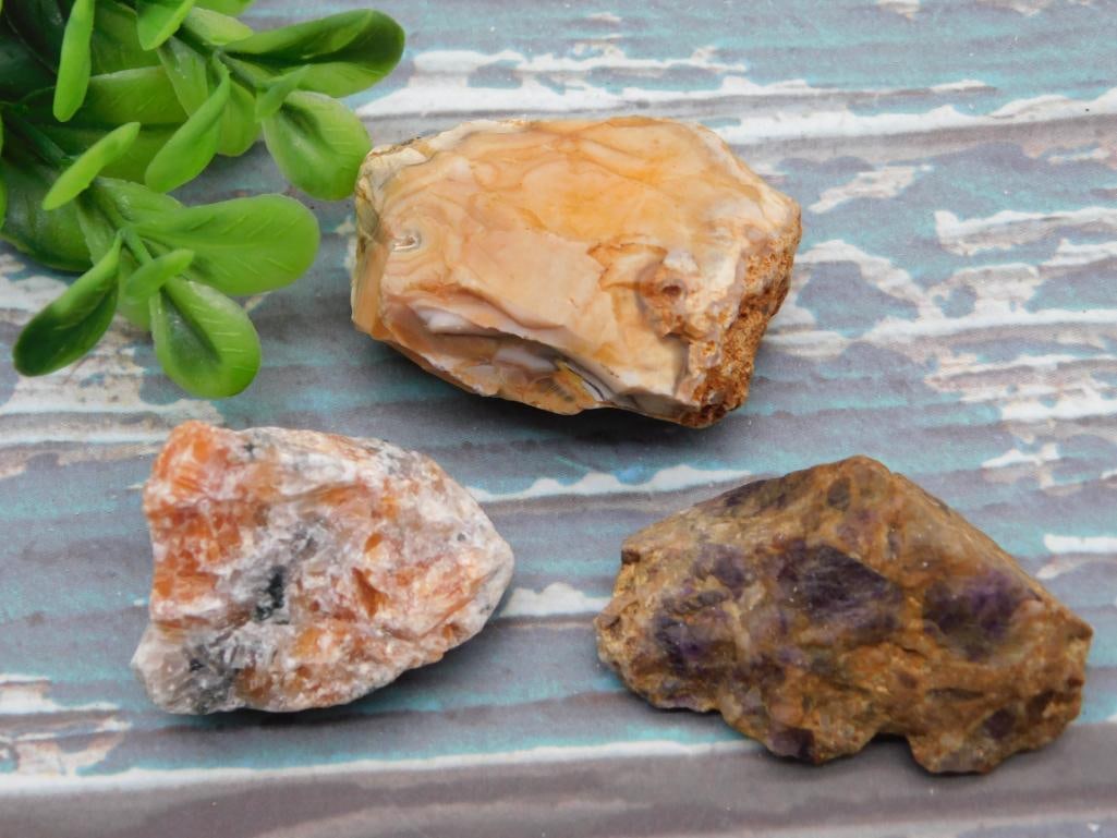 MIXED LOT ROCK STONE LAPIDARY SPECIMEN HAUL - NATURAL COLLECTOR STONES FOR ROCKHOUNDS: A collector's assortment of natural rock and stone pieces, offered together as one lot for rockhounds and hobbyists who like discovering a range of specimens. Each piece brings its own character to th