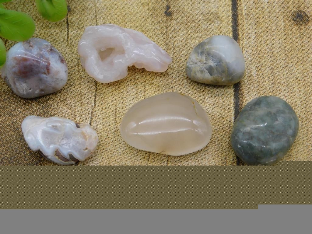 MIXED LOT ROCK STONE LAPIDARY SPECIMEN GROUPING - NATURAL GEMSTONE ROUGH FOR ROCKHOUNDS: This bundle offers a variety of natural stones and mineral specimens in one lot, a good pick for collectors and resellers looking to add volume to their inventory. Great for anyone who enjoys the surp