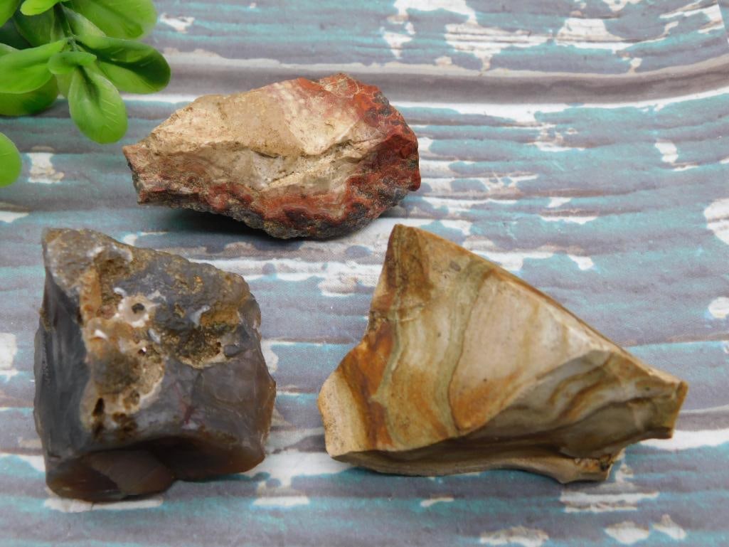 MIXED LOT ROCK STONE LAPIDARY SPECIMEN PARCEL - NATURAL MINERALS FOR JEWELRY MAKING AND DISPLAY: This lot gathers a selection of natural rock and stone specimens for collectors who enjoy variety, whether for display, study, or lapidary use. A solid pick for rockhounds building out their collectio