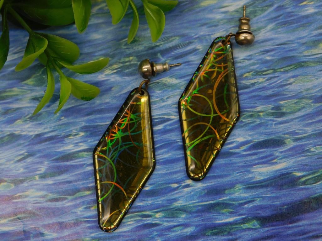 Geometric Dangle Earrings with Colorful Design: Geometric Dangle Earrings with Colorful Design