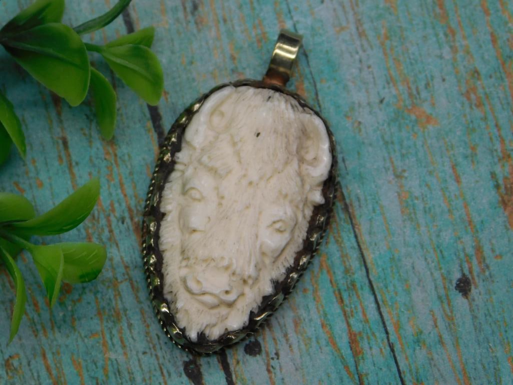 CARVED BISON PENDANT WITH INTRICATE TOOLING ROCK STONE LAPIDARY SPECIMEN: CARVED BISON PENDANT WITH INTRICATE TOOLING ROCK STONE LAPIDARY SPECIMEN