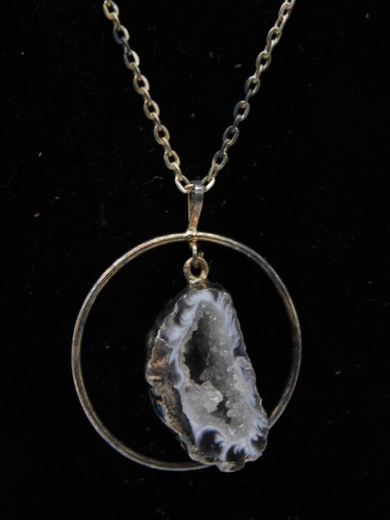 GEODE SLICE PENDANT ON CHAIN NECKLACE ROCK STONE LAPIDARY SPECIMEN: GEODE SLICE PENDANT ON CHAIN NECKLACE ROCK STONE LAPIDARY SPECIMEN