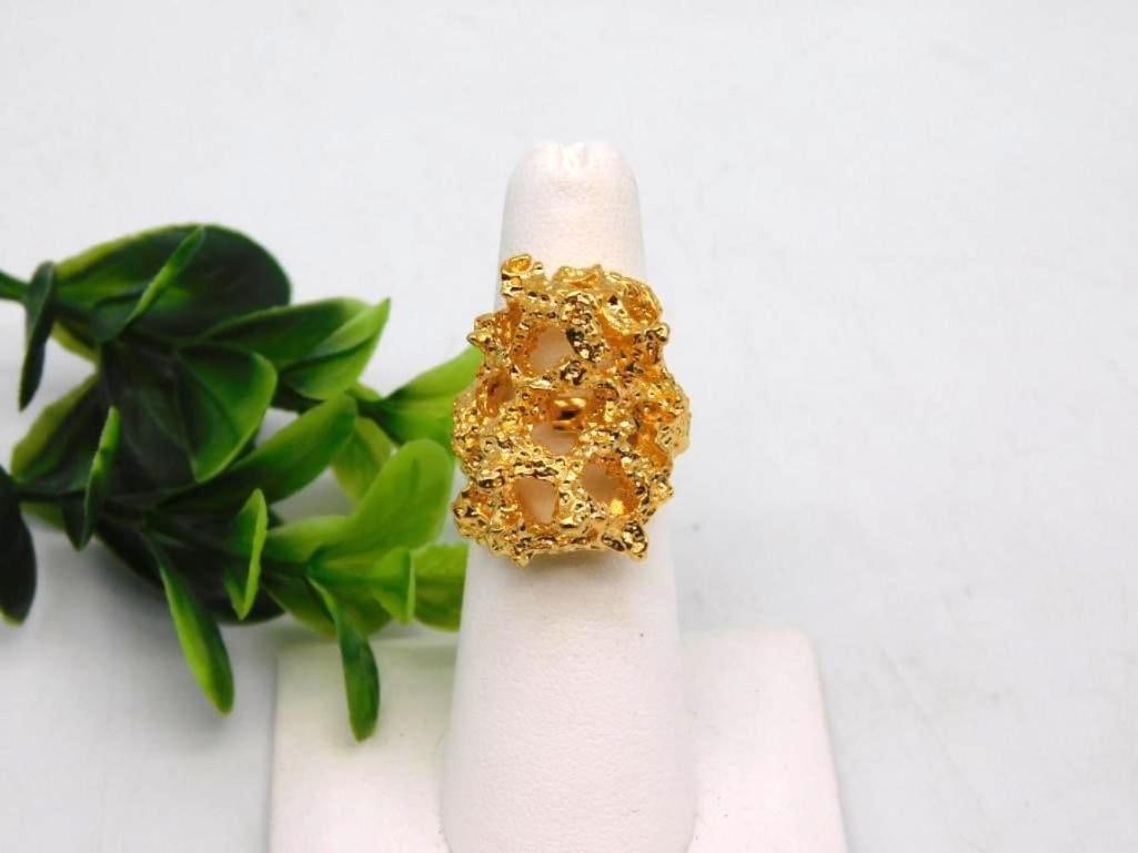 HAMMERED GOLD TONE RING: HAMMERED GOLD TONE RING
