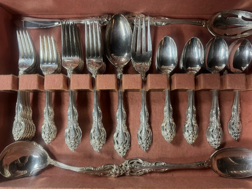 GORHAM LA SCALA STERLING SILVER 61 PCS INCLUDING HOSTESS SET: 2273 GRAMS NOT INCLUDING THE 12 KNIVES, WHICH ARE STAINLESS STEEL BLADES AND STERLING SILVER HANDLES. An elegant and highly collectible Gorham "La Scala" sterling silver flatware service, one of Gorha