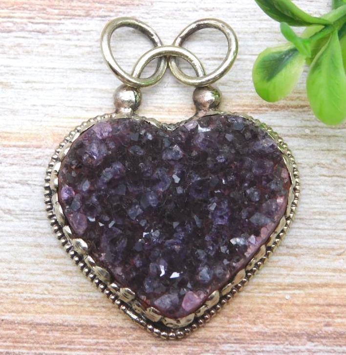 AMETHYST PENDANT WITH INTRICATE TOOLING ROCK STONE LAPIDARY SPECIMEN: AMETHYST PENDANT WITH INTRICATE TOOLING ROCK STONE LAPIDARY SPECIMEN