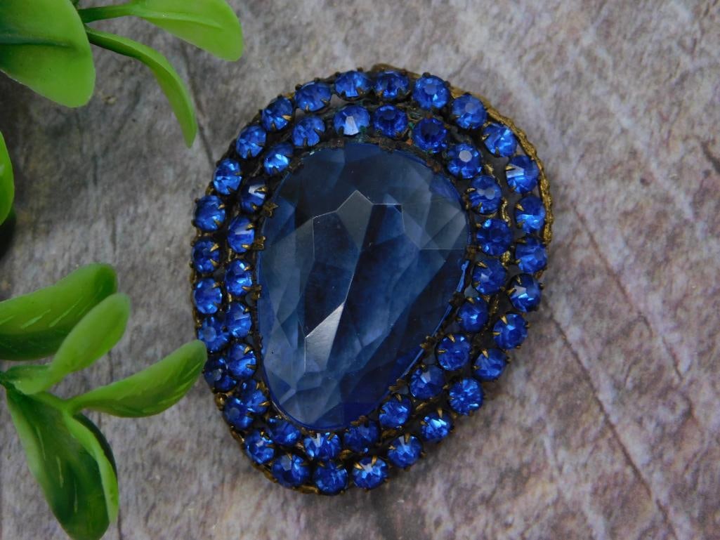 Rhinestone Glass Brooch and Bburago Ferrari GTO Diecast Model, Mixed Lot: Mixed lot containing a large pear-shaped faceted blue glass stone brooch/pendant set in an antiqued gold-tone beaded frame with a double halo of blue rhinestones (shown beside a 1966 Washington quarte