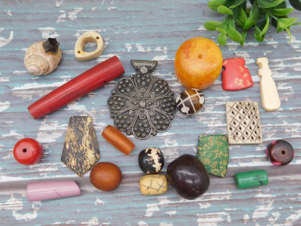 AFRICAN TRADE BEADS ROCK STONE LAPIDARY SPECIMEN: AFRICAN TRADE BEADS ROCK STONE LAPIDARY SPECIMEN