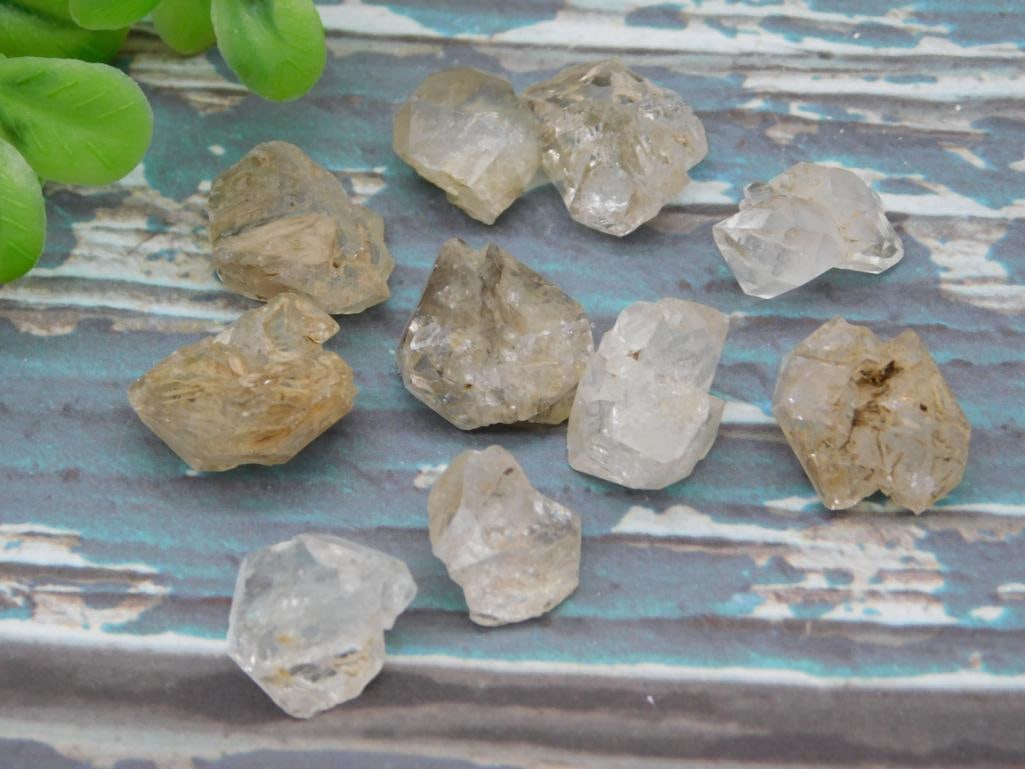HERKIMER DIAMONDS ROCK STONE LAPIDARY SPECIMEN: Discover an extraordinary collection of natural wonders and estate treasures in Hatman's Auctions' Treasures of the Earth Online Auction! Browse turquoise, agate, jasper, petrified wood, quartz crysta