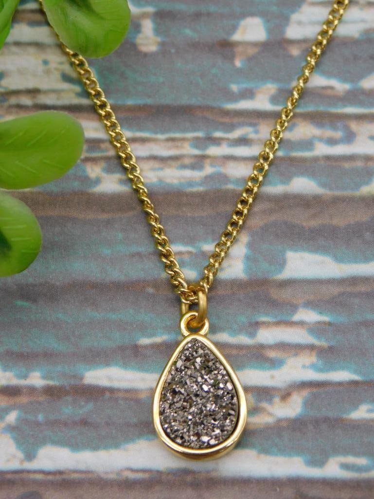 DRUZY QUARTZ PENDANT ON CHAIN NECKLACE ROCK STONE LAPIDARY SPECIMEN: Discover an extraordinary collection of natural wonders and estate treasures in Hatman's Auctions' Treasures of the Earth Online Auction! Browse turquoise, agate, jasper, petrified wood, quartz