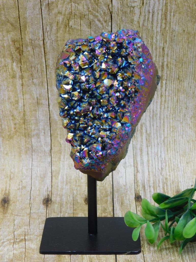 TITANIUM AMETHYST DISPLAY ROCK STONE LAPIDARY SPECIMEN: Discover an extraordinary collection of natural wonders and estate treasures in Hatman's Auctions' Treasures of the Earth Online Auction! Browse turquoise, agate, jasper, petrified wood, quartz crysta