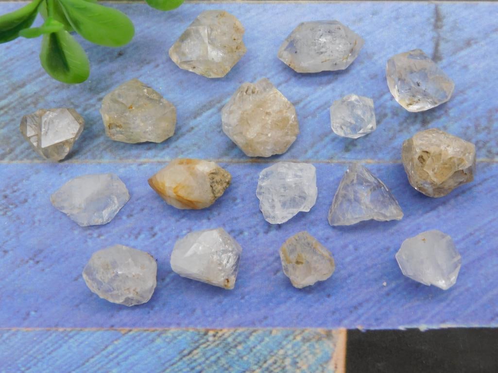 HERKIMER DIAMONDS ROCK STONE LAPIDARY SPECIMEN: Discover an extraordinary collection of natural wonders and estate treasures in Hatman's Auctions' Treasures of the Earth Online Auction! Browse turquoise, agate, jasper, petrified wood, quartz