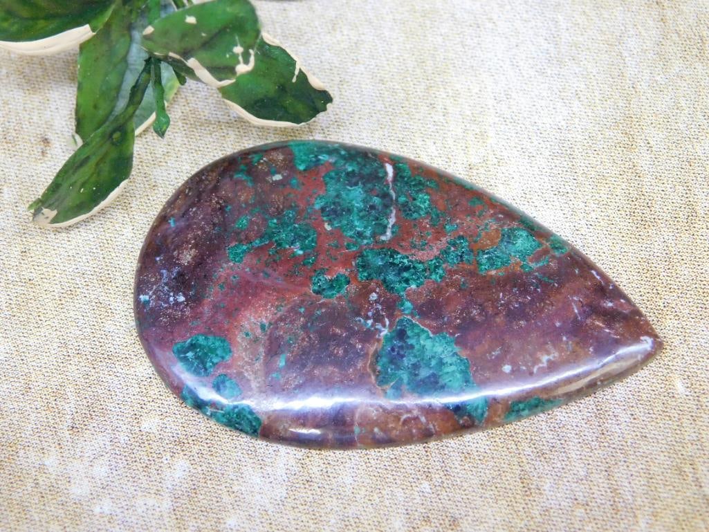 CHRYSOCOLLA CABOCHON ROCK STONE LAPIDARY SPECIMEN: Discover an extraordinary collection of natural wonders and estate treasures in Hatman's Auctions' Treasures of the Earth Online Auction! Browse turquoise, agate, jasper, petrified wood, quartz crysta