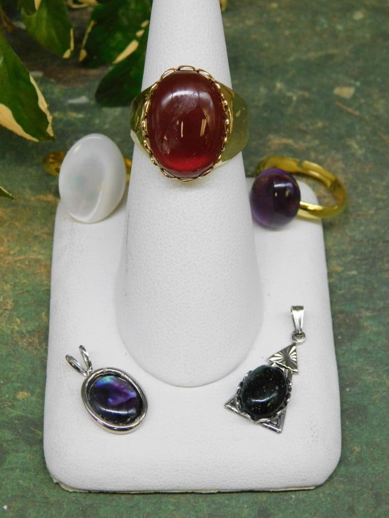 MIXED STONE RINGS ROCK STONE LAPIDARY SPECIMEN: Discover an extraordinary collection of natural wonders and estate treasures in Hatman's Auctions' Treasures of the Earth Online Auction! Browse turquoise, agate, jasper, petrified wood, quartz