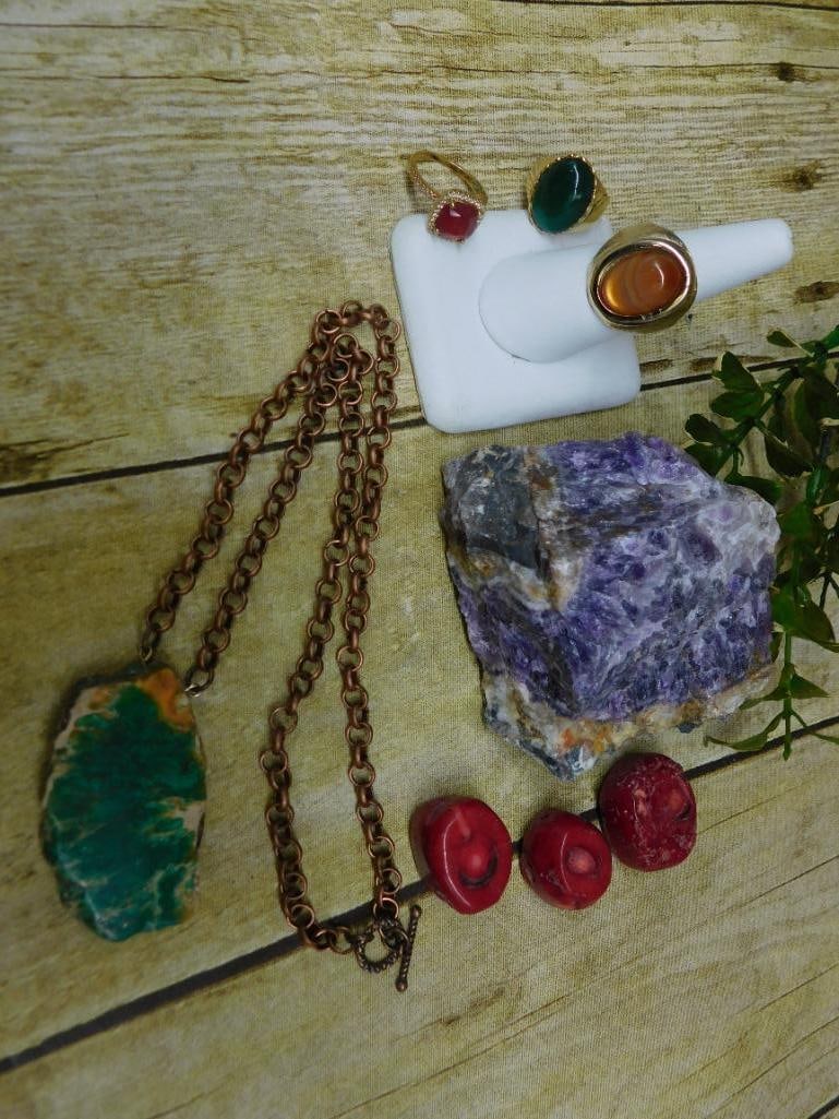 MIXED JEWELRY LOT ROCK STONE LAPIDARY SPECIMEN: Discover an extraordinary collection of natural wonders and estate treasures in Hatman's Auctions' Treasures of the Earth Online Auction! Browse turquoise, agate, jasper, petrified wood, quartz crysta