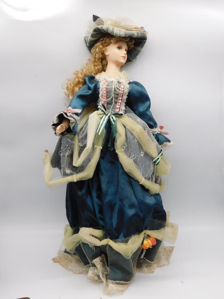 VICTORIAN-STYLE VINTAGE PORCELAIN DOLL WITH BLUE DRESS VINTAGE ANTIQUE COLLECTIBLE: VICTORIAN-STYLE VINTAGE PORCELAIN DOLL WITH BLUE DRESS VINTAGE ANTIQUE COLLECTIBLE