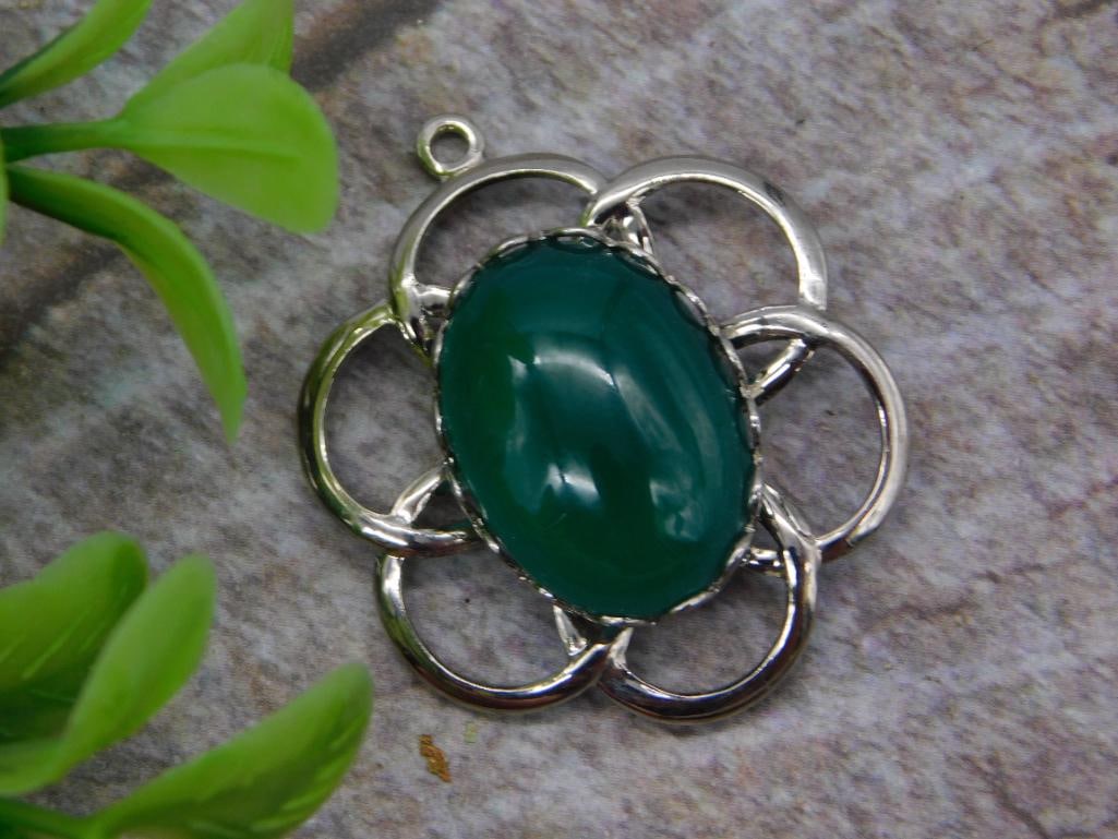 GREEN STONE PENDANT ROCK STONE LAPIDARY SPECIMEN: GREEN STONE PENDANT ROCK STONE LAPIDARY SPECIMEN
