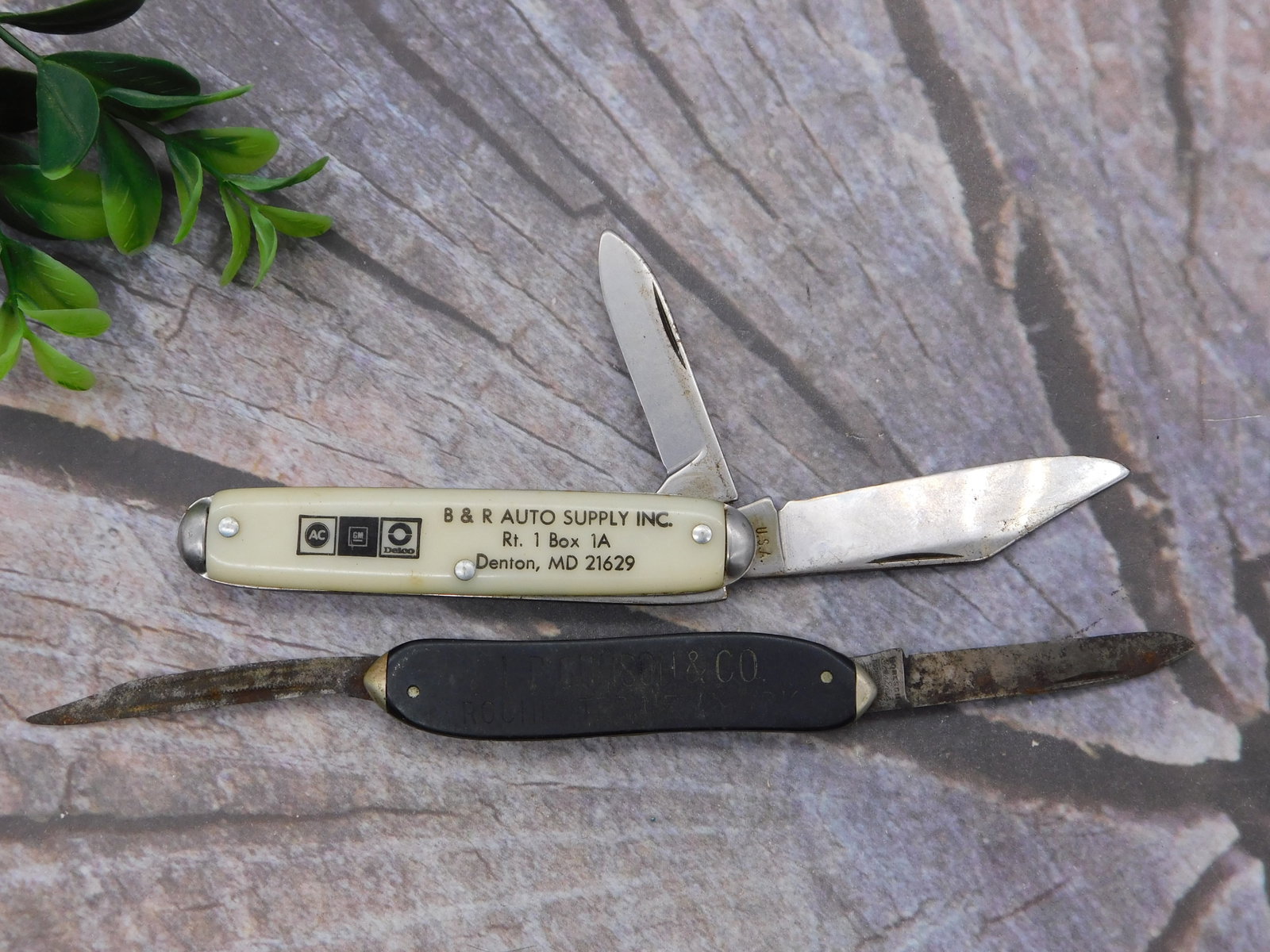 Knife — Lot of Two Vintage Advertising Pocket Knives B and R Auto Supply and J.L. Peterson: Knife — Lot of Two Vintage Advertising Pocket Knives B and R Auto Supply and J.L. Peterson