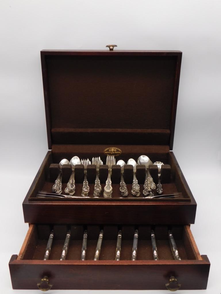 REED AND BARTON FLATWARE COMPLETE SET: REED AND BARTON FLATWARE COMPLETE SET