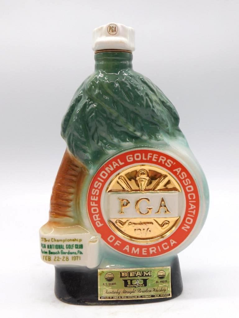 Jim Beam PGA Championship 1971 Palm: A Jim Beam decanter modeled as a golf bag, issued for the 53rd PGA Championship at the PGA National Golf Club, Palm Beach Gardens, Florida, February 1971. The reverse carries a medallion mapping the