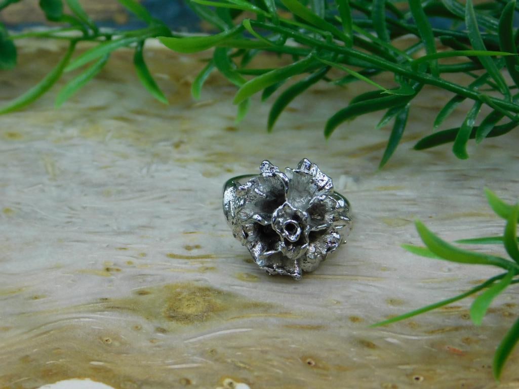FLOWER RING ROCK STONE LAPIDARY SPECIMEN: Flower Ring Rock Stone Lapidary Specimen. See photos for exact size and condition.