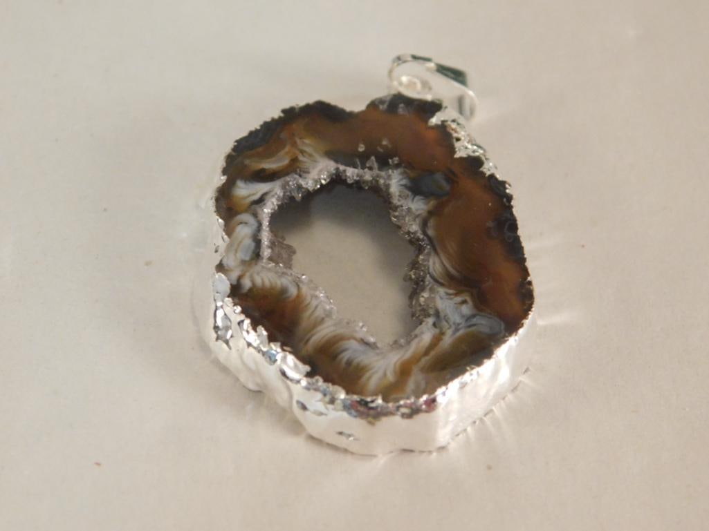 GEODE SLICE PENDANT ROCK STONE LAPIDARY SPECIMEN: Thank you for attending HATMAN AUCTIONS! Yes, we ship all items that are not oversized. Please see photos for measurements and description. SPECIAL NOTICE: Many items are PICK UP ONLY by APPOINTMENT