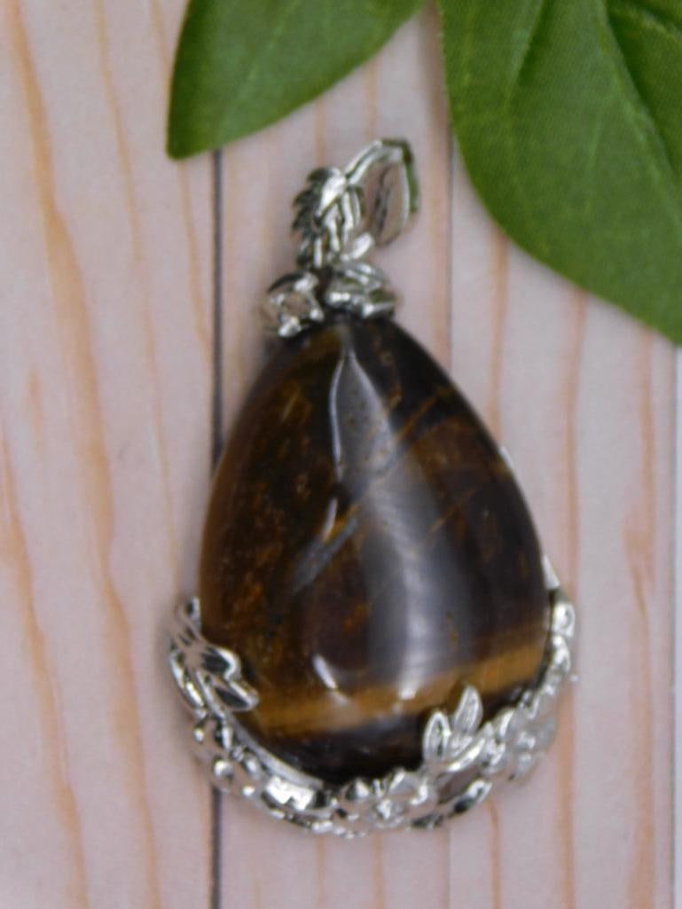 TIGERS EYE PENDANT ROCK STONE LAPIDARY SPECIMEN: Tigers Eye Pendant Rock Stone Lapidary Specimen. See photos for exact size and condition.