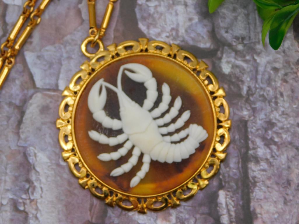 ANIMAL PENDANT NECKLACE ROCK STONE LAPIDARY SPECIMEN: Animal Pendant Necklace Rock Stone Lapidary Specimen. See photos for exact size and condition.