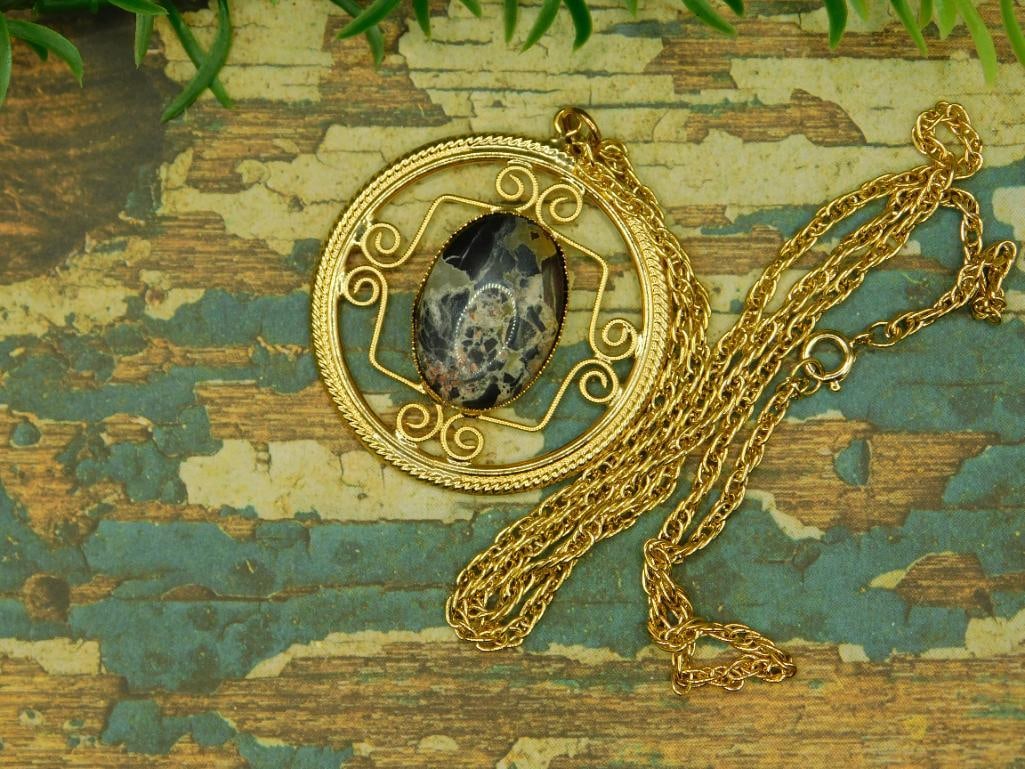 MALIGANO PENDANT NECKLACE ROCK STONE LAPIDARY SPECIMEN: We are an auction house conducting a live auction with several hundred lots. It sometimes takes up to three weeks to ship, and announcements are made during the auction that affect some items.