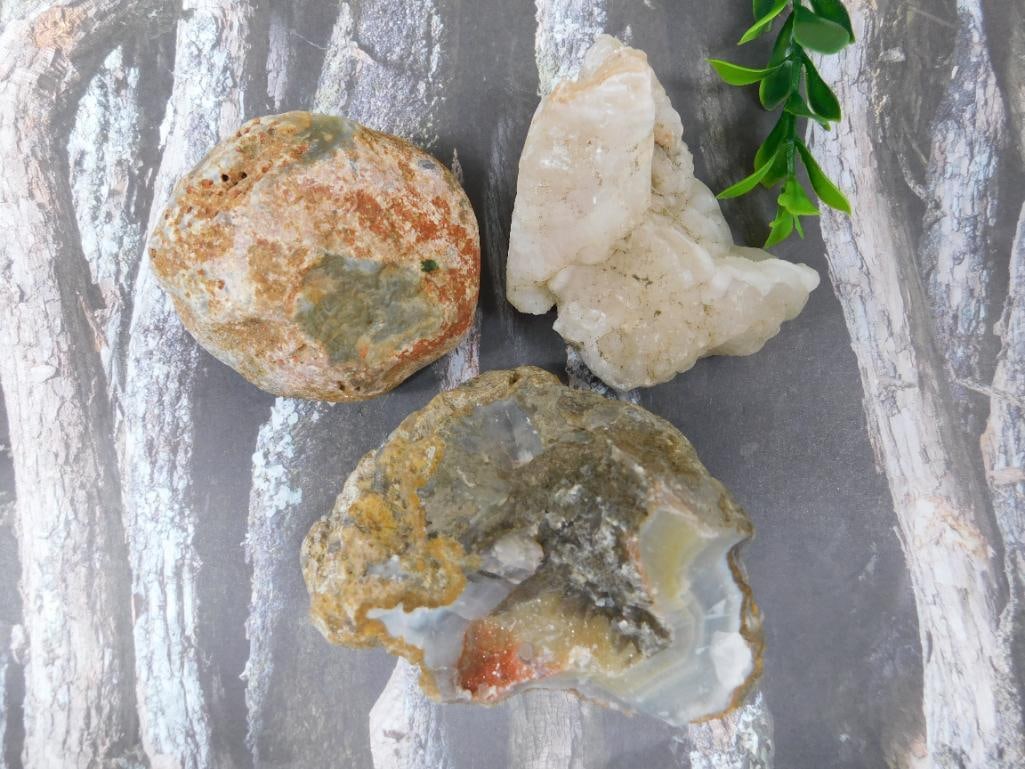 MIXED ROUGH ROCK ROCK STONE LAPIDARY SPECIMEN: We are an auction house conducting a live auction with several hundred lots. It sometimes takes up to three weeks to ship, and announcements are made during the auction that affect some items.