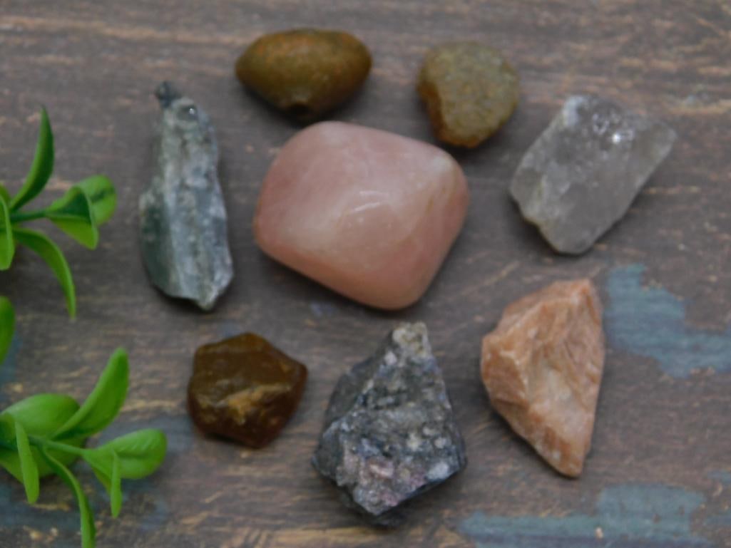 MIXED ROUGH LOT ROCK STONE LAPIDARY SPECIMEN: MIXED ROUGH LOT ROCK STONE LAPIDARY SPECIMEN