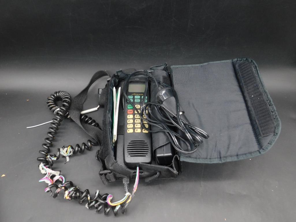 CAR PHONE RETRO VINTAGE CELLULAR PHONE: Car Phone Retro Vintage Cellular Phone. See photos for exact size and condition.