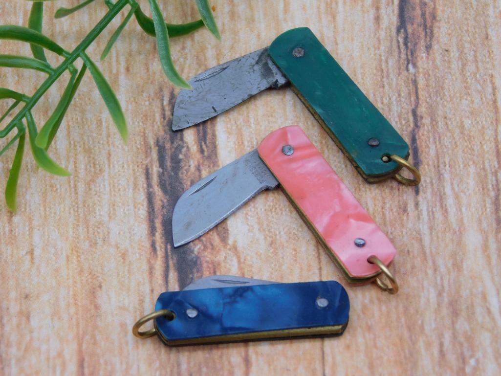 MINIATURE POCKET KNIVES LOT OF 3 VINTAGE ANTIQUE: Miniature Pocket Knives Lot Of 3 Vintage Antique. See photos for exact size and condition.