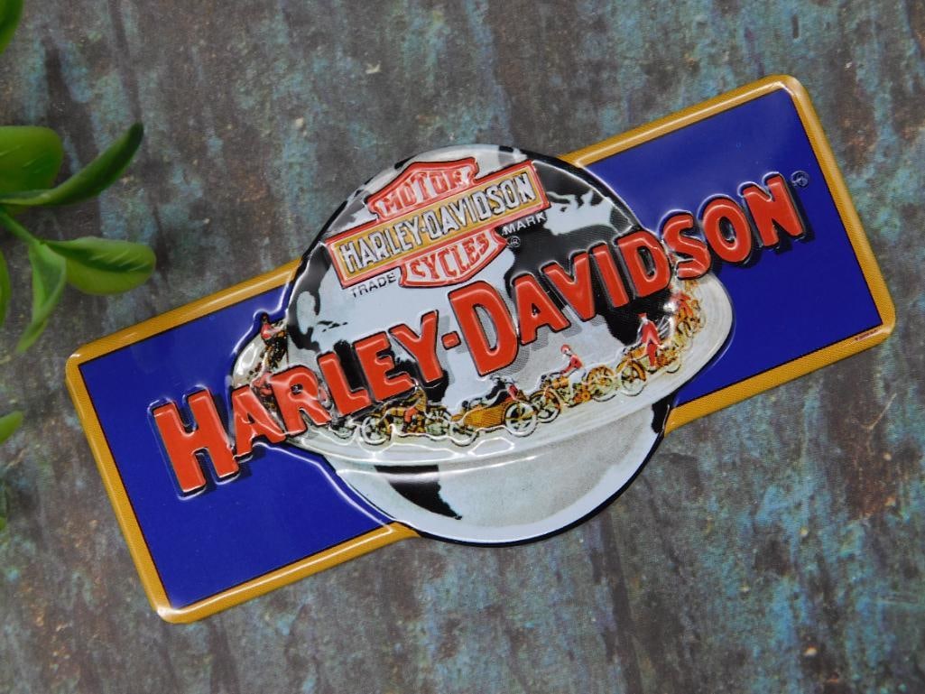 Harley-Davidson Magnet With Motorcycle Design: Harley-Davidson Magnet With Motorcycle Design