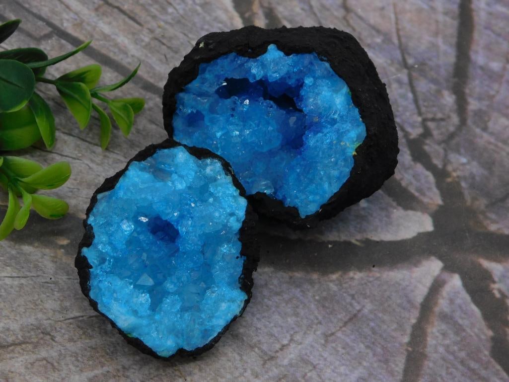 Geode Pair Blue Dyed Crystal Quartz Druzy 240g: Matching pair of dyed blue quartz druzy geode halves with a natural dark stone crust exterior and sparkling crystalline blue interior cavities. Combined weight is approximately 240 grams per the inclu