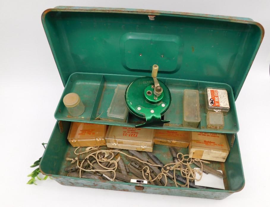 GREEN TACKLE BOX WITH CONTENTS VINTAGE ANTIQUE: Green Tackle Box With Contents Vintage Antique. See photos for exact size and condition.