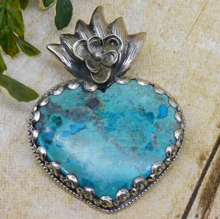 CHRYSOCOLLA PENDANT WITH INTRICATE TOOLING ROCK STONE LAPIDARY SPECIMEN: CHRYSOCOLLA PENDANT WITH INTRICATE TOOLING ROCK STONE LAPIDARY SPECIMEN