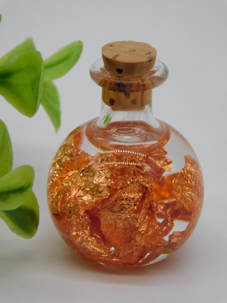 COPPER FLAKES IN BOTTLE ROCK STONE LAPIDARY SPECIMEN: We are an auction house conducting a live auction with several hundred lots. It sometimes takes up to three weeks to ship, and announcements are made during the auction that affect some items.