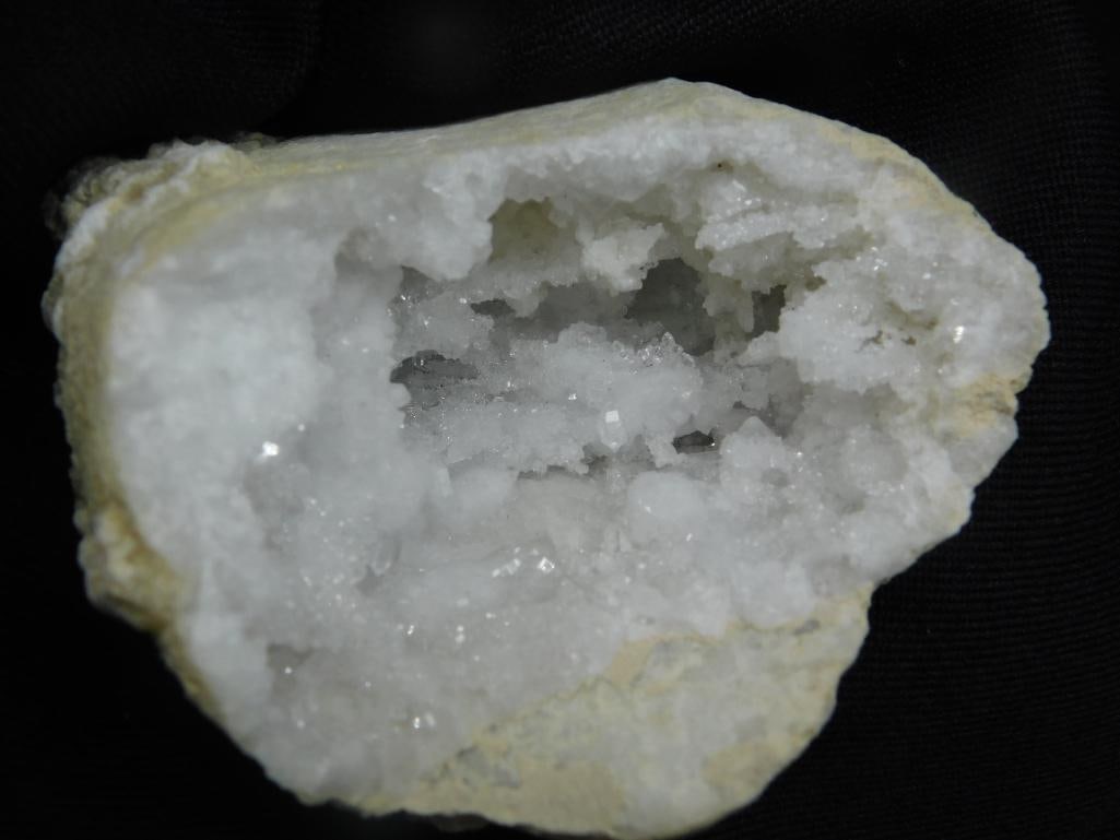 White Quartz Crystal Geode with Sparkling Interior Rock Stone Lapidary Specimen: White Quartz Crystal Geode With Sparkling Interior Rock Stone Lapidary Specimen ? Authentic estate find offered in our online auction. Perfect for collectors, resellers, and enthusiasts of vintage,