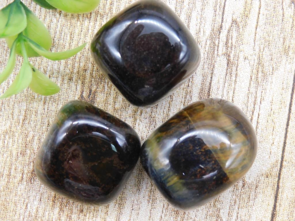 TIGER EYE ROCK STONE LAPIDARY SPECIMEN: Discover an extraordinary collection of natural wonders and estate treasures in Hatman's Auctions' Treasures of the Earth Online Auction! Browse turquoise, agate, jasper, petrified wood, quartz crysta