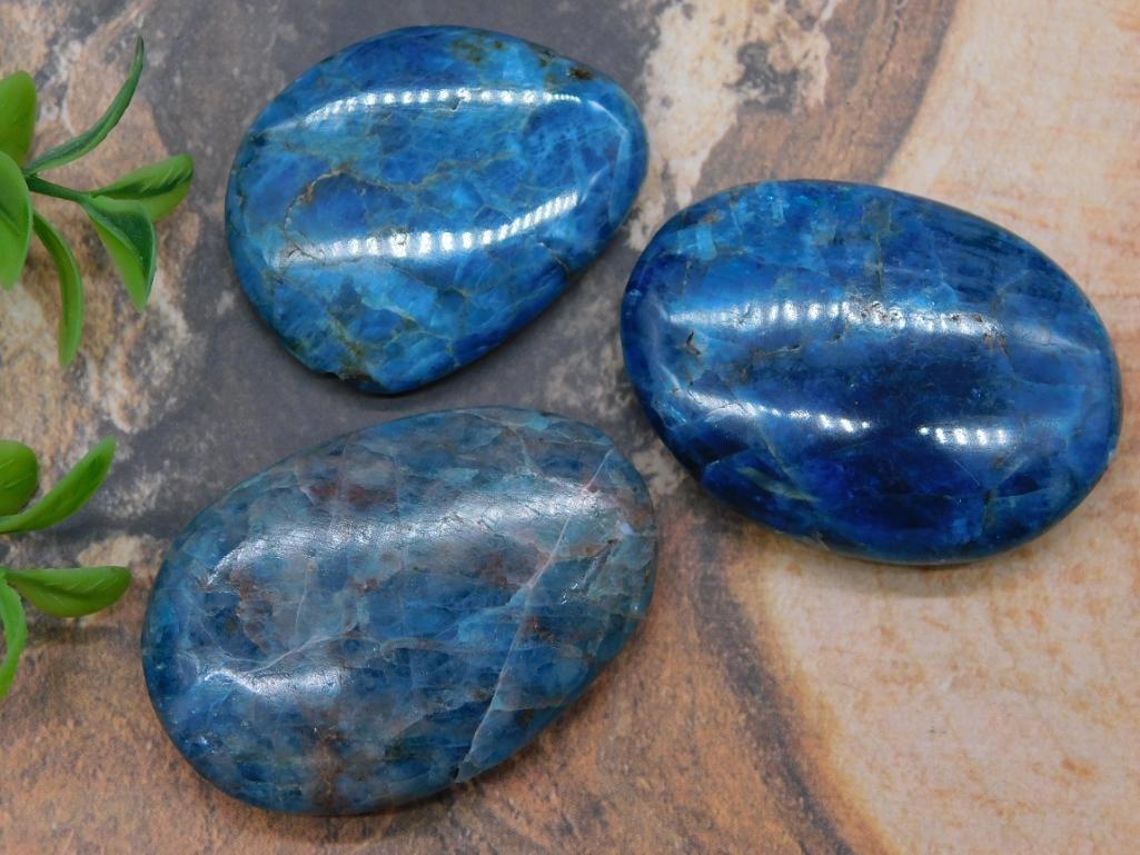 APATITE ROCK STONE LAPIDARY SPECIMEN: We are an auction house conducting a live auction with several hundred lots. It sometimes takes up to three weeks to ship, and announcements are made during the auction that affect some items.
