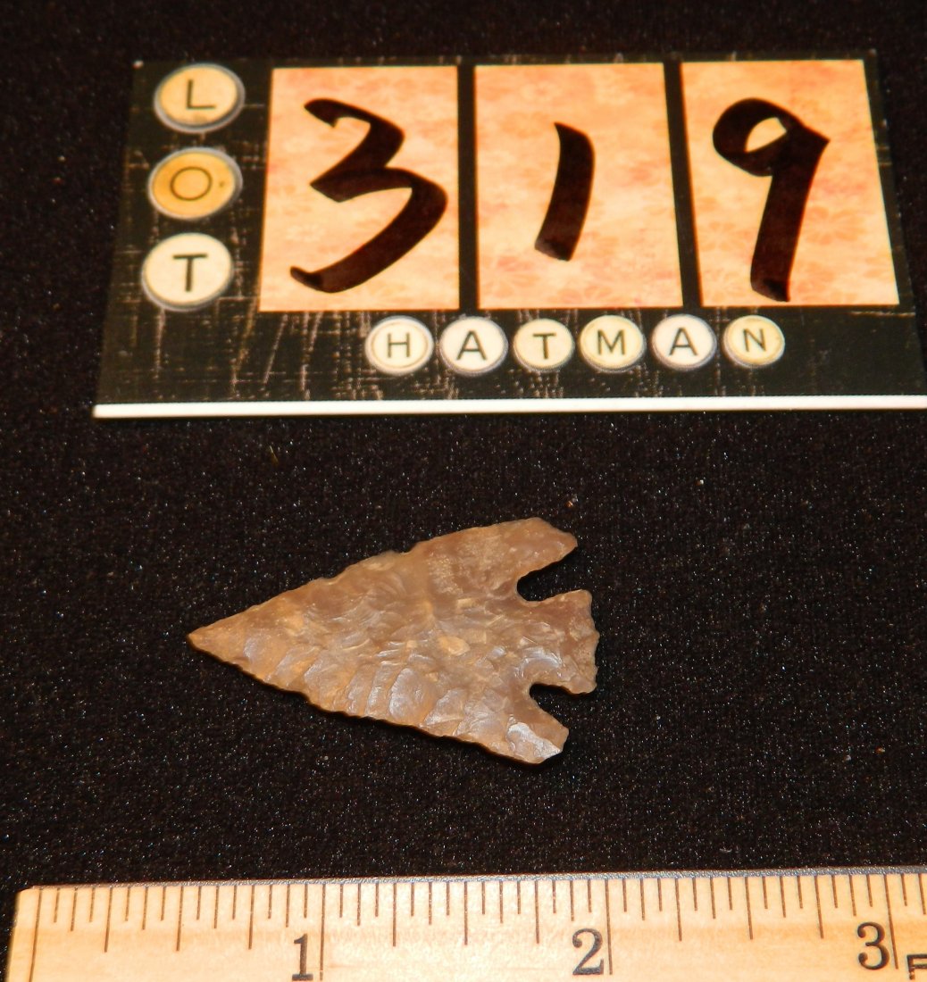 PELICAN LAKE 1 9/16" X 1 1/8" LATE ARCHAIC PERIOD: NO. 33525 ORIGIN COLORADO CHALCEDONY GRADE 10 AUTHENTICATED WITH BAKER COA.See Photos for measurements and condition.