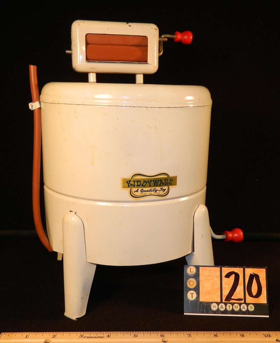MADE IN USA KADDYWARE CHILD'S WRINGER WASHING MACHINE: WELCOME TO HATMAN AUCTIONS. Visit www.christiehatman.com for 100's of color pictures. On this lot, please see photos for condition and measurements. WE SELL COLLECTIONS, so contact us when you want to