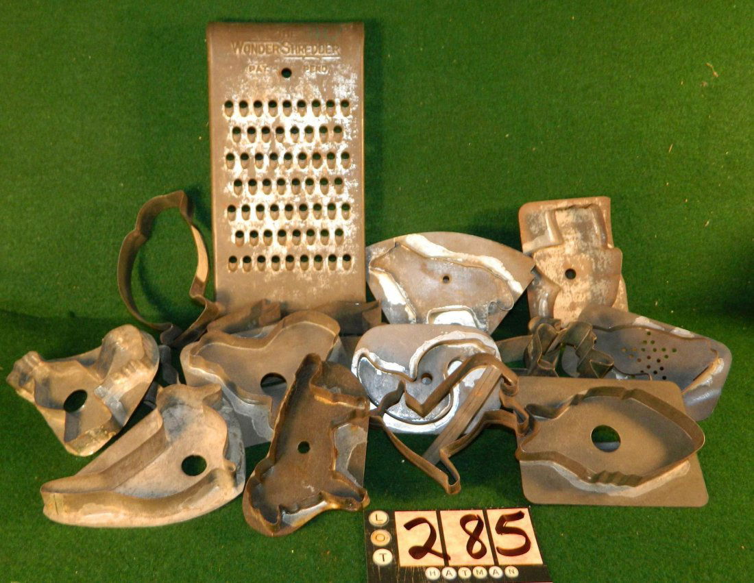 TIN METAL EARLY COOKIE CUTTER SHREDDERS GRINDERS (1 of 2)