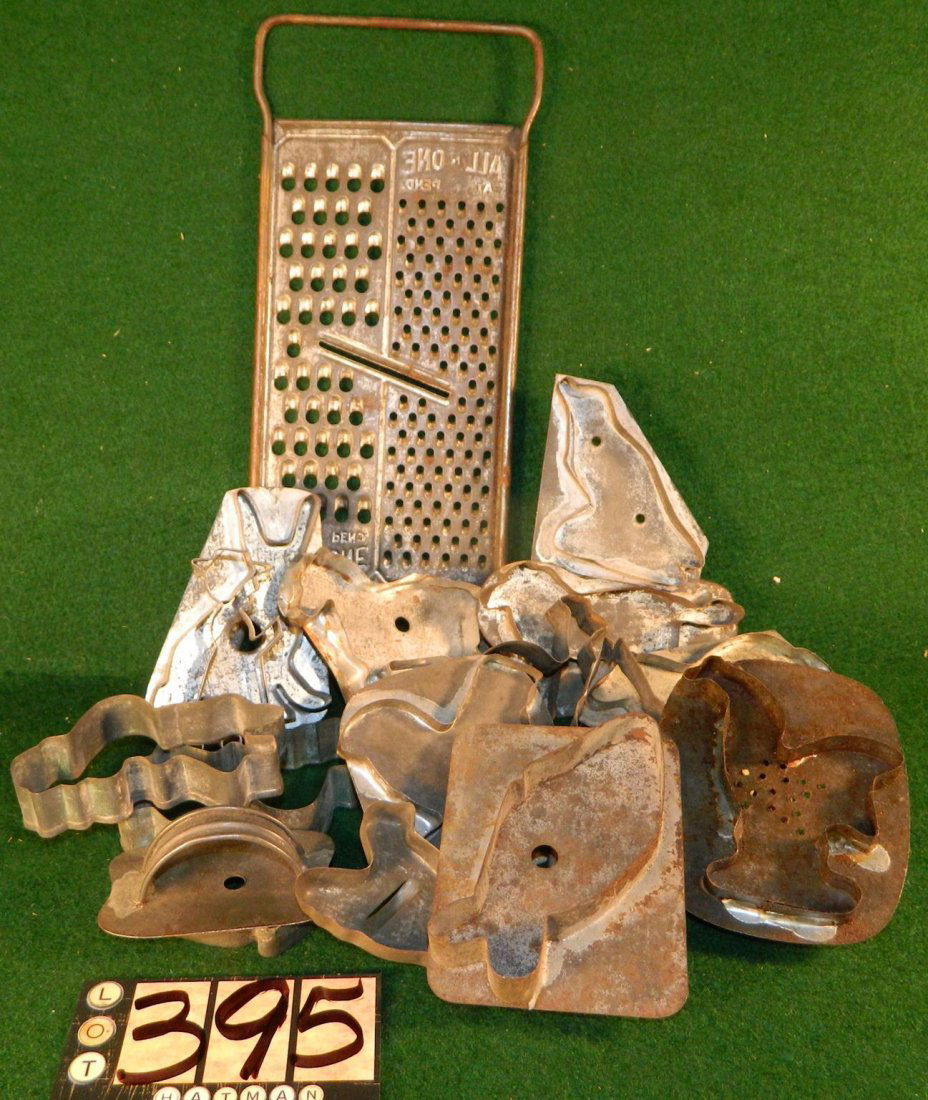 TIN METAL EARLY COOKIE CUTTER SHREDDERS GRINDERS (1 of 2)