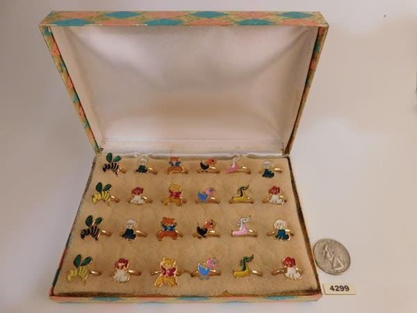 CHILDRENS NOS JEWELRY DISPLAY BOX RINGS FRAGILE FOAM (1 of 1)