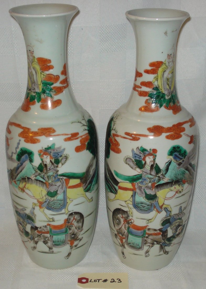 pair of Qing porcelain vases: pair of antique Qing Dynasty hand-painted porcelain vases of baluster-form depicting martial scene. not signed. height:14 inches (35.5 cm)